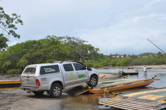 Cruzando o rio Sibaúma numa pequena balsa, no caminho entre a praia do Sagi e a Praia da Pipa - RN